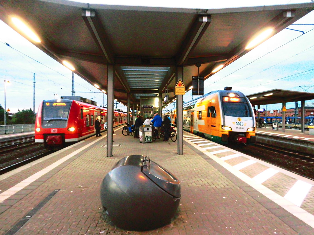 425 XXX und ODEG ET 445.110 im Bahnhof Wittenberge am 30.9.18