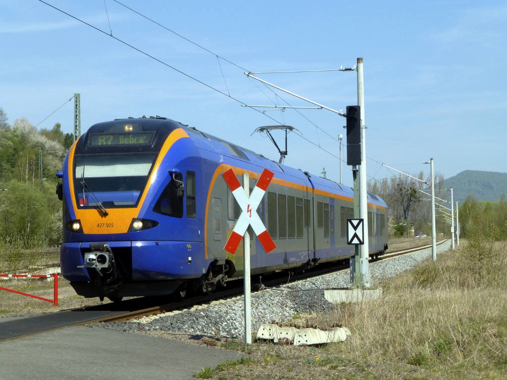 426 005 im ehemaligen östlichen Bahnhofsteil in Eschwege-West, der heute nur noch aus einem Gleis besteht. Aus Eschwege kommend, passiert er Richtung Bebra den Bahnhof heute ohne Halt.