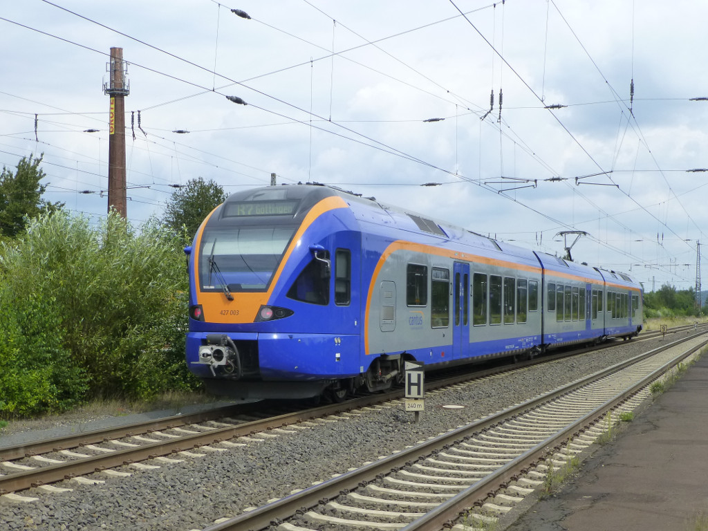 427 003 aus Göttingen hat den Durchgangsbahnsteig von Eichenberg am 6.8. schon fast erreicht.