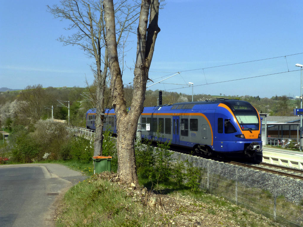 427 051 als R7 nach Bebra fährt am 24.4.15 vom Hp Eschwege-Niederhone ab. Der Zug, der in Göttingen gestartet ist, hält hier auf dem Weg von und aus Eschwege zweimal.