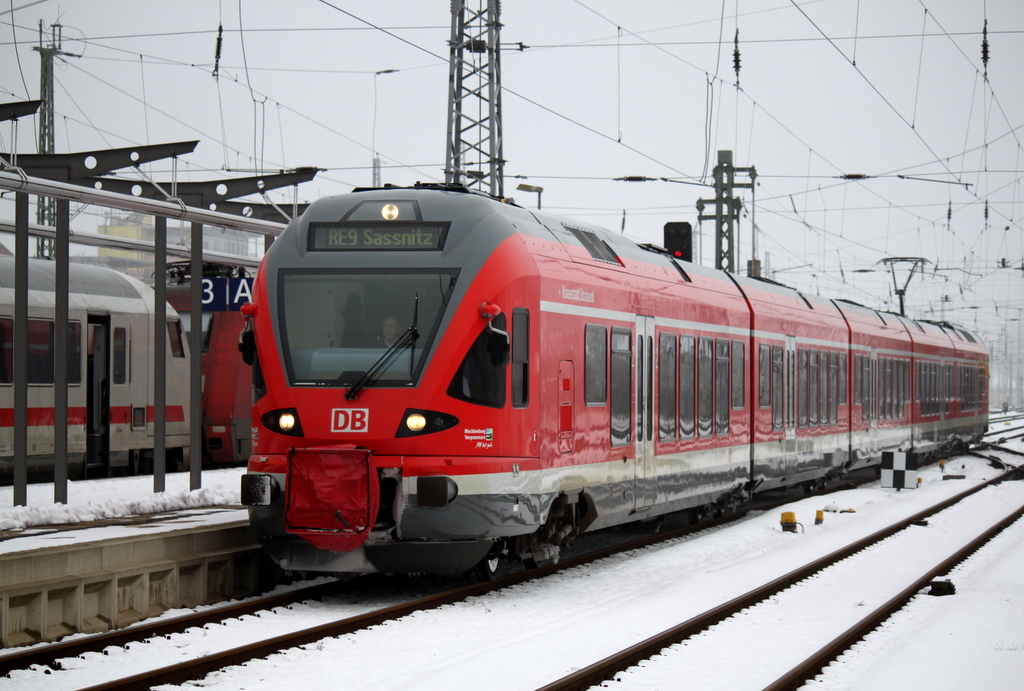 429 028-4  Hansestadt Stralsund als RE 13008 von Sassnitz nach Rostock Hbf bei der Einfahrt im Rostocker Hbf neben an auf Gleis 3 stand immer noch der IC 2213(Binz-Stuttgart)Grund Probleme mit der 2.Lok.06.02.2015