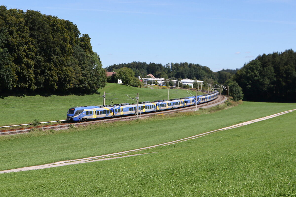 430 002 und 430 023 waren am 1. September 2025 bei Axdorf in Richtung M�nchen unterwegs.