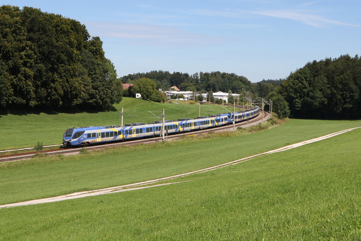 430 008 und 430 016 waren am 1. September 2025 bei Axdorf in Richtung M�nchen unterwegs.