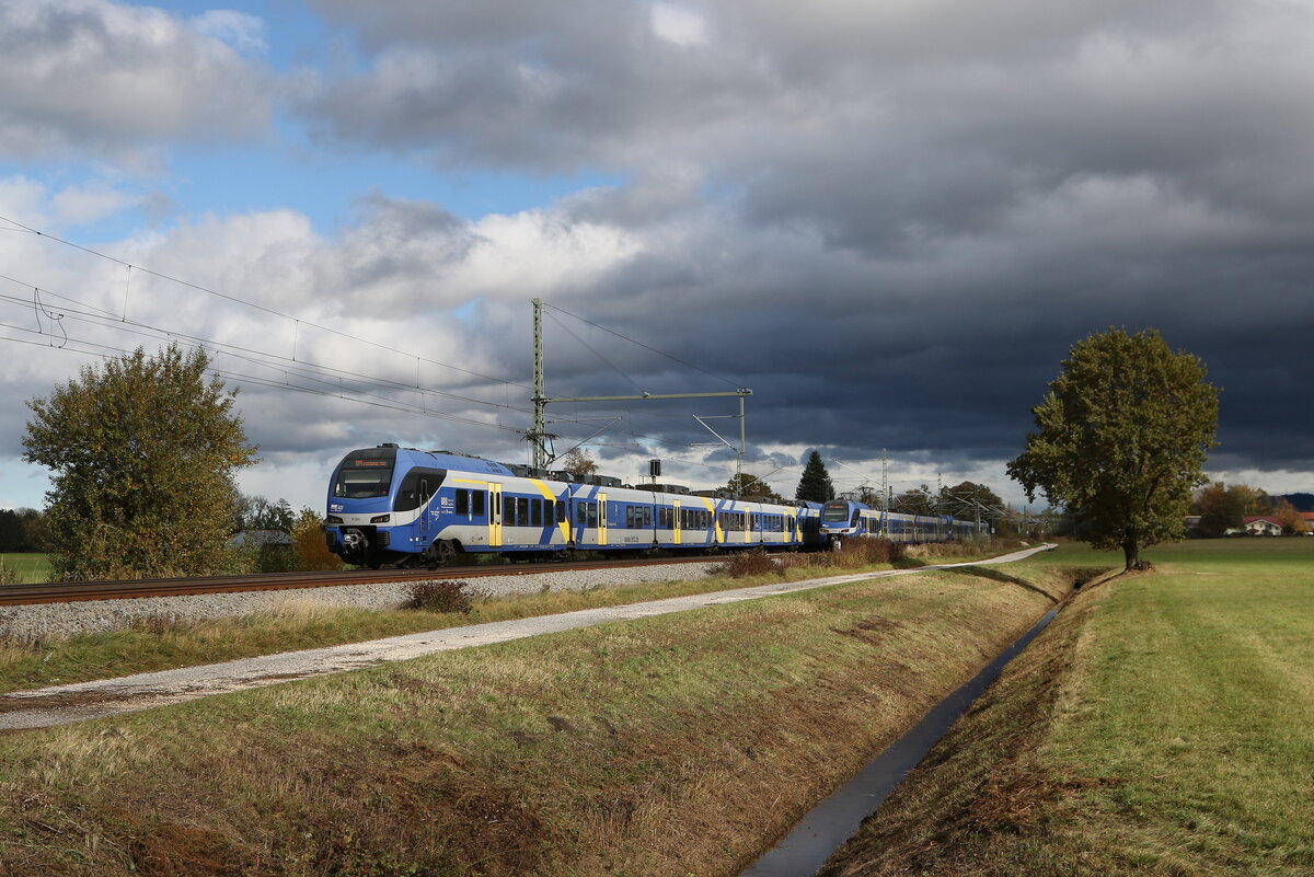 430 022 und 430 010 waren am 26. Oktober 2025 bei �bersee in Richtung M�nchen unterwegs.
