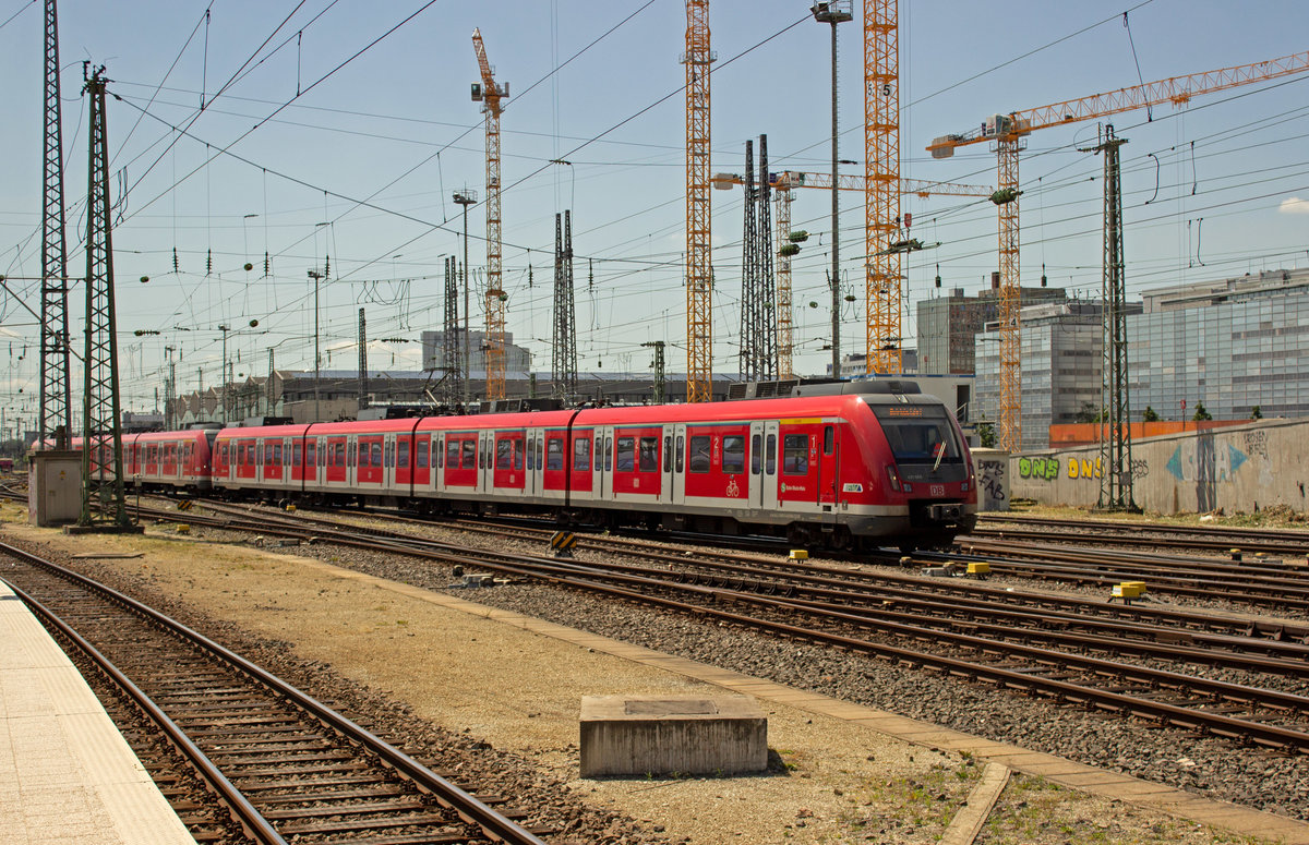 430 169 und 106 als Bereitstellungsfahrt im Frankfurter Hbf.