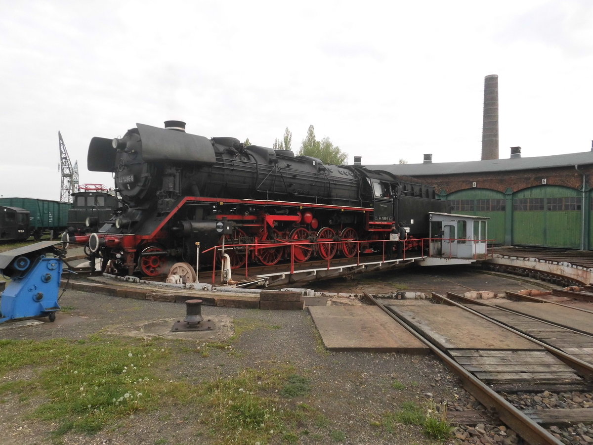 44 1486 auf der Drehscheibe des Bw Stafurt am 7.5.17