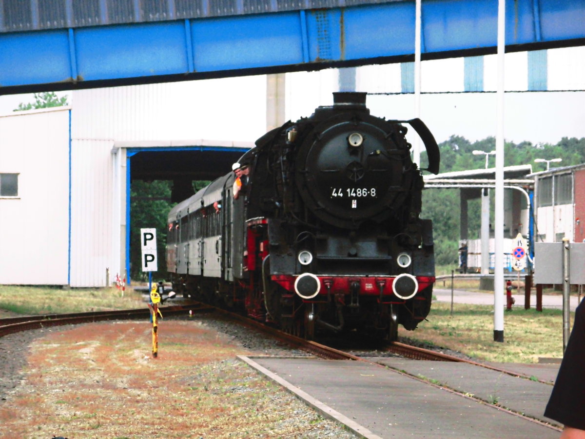 44 1486 mit ihren Sonderzug bei der Ankunft im K+S Werk Zielitz am 3.6.18