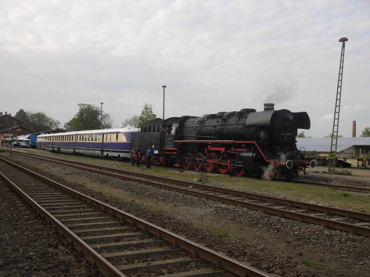 44 1486 und SVT 137 234 in Egeln am 7.5.17