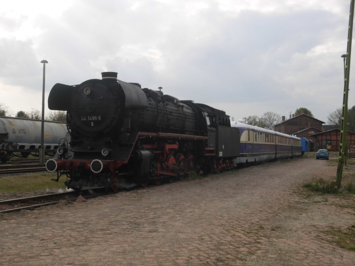 44 1486 und SVT 137 234 in Egeln am 7.5.17