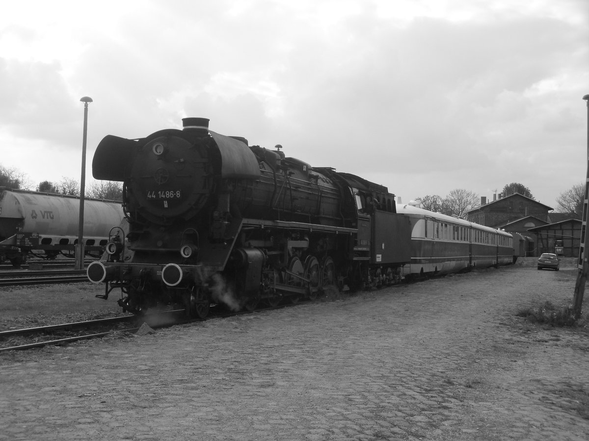 44 1486 und SVT 137 234 in Egeln am 7.5.17