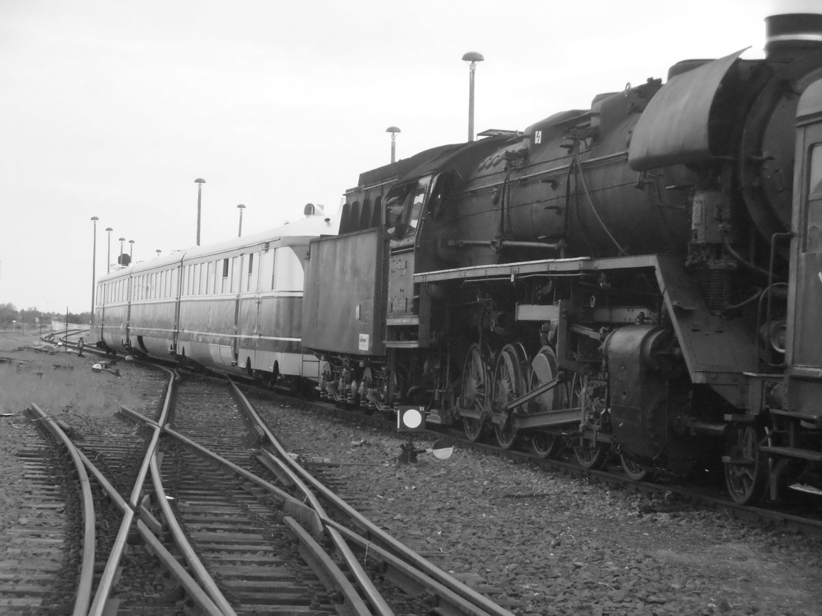 44 1486 und SVT 137 234 beim Reindrcken ins Bw Stafurt am 7.5.17