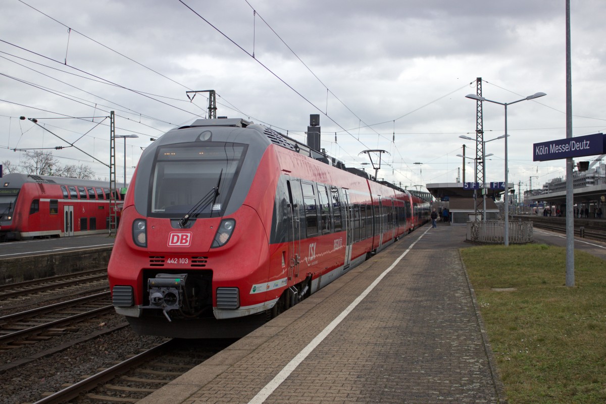 442 261 und 103 erreichen am 25.02.15 den Bahnhof Köln Messe/Deutz.