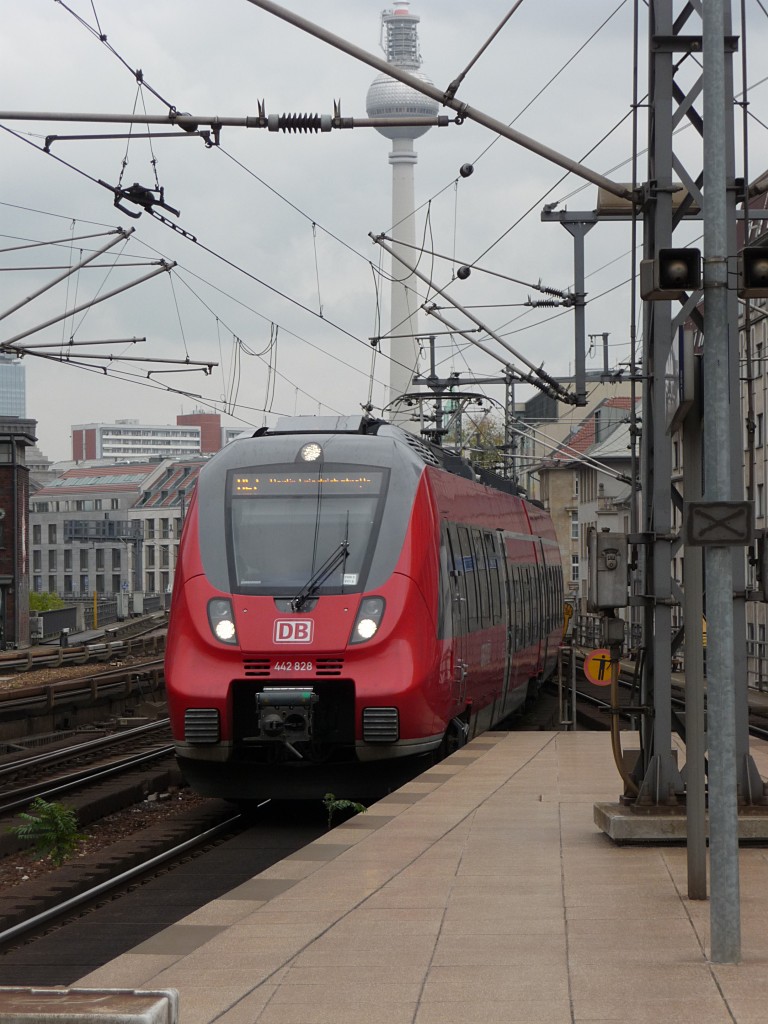 442 328 zeigt, dass man es als Hamster auch gut in die Grostadt schafft. Wegen Bauarbeiten durfte er aber nicht weiter nach Dessau fahren, sondern endete in Berlin-Friedrichstrae. 7.10.13