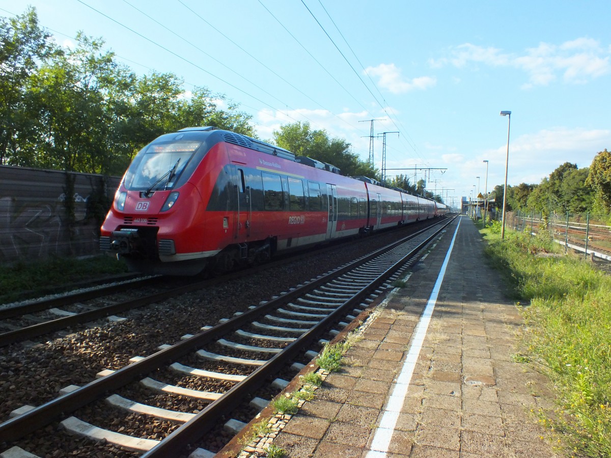 442 330 und 442 137 fahren am 2.10.13 aus Berlin-Karlshorst aus. Der  AirportExpress Schnefeld  ist durchgehend mit Doppeltraktionen bestckt.
RB 14 -> Berlin-Schnefeld Flughafen