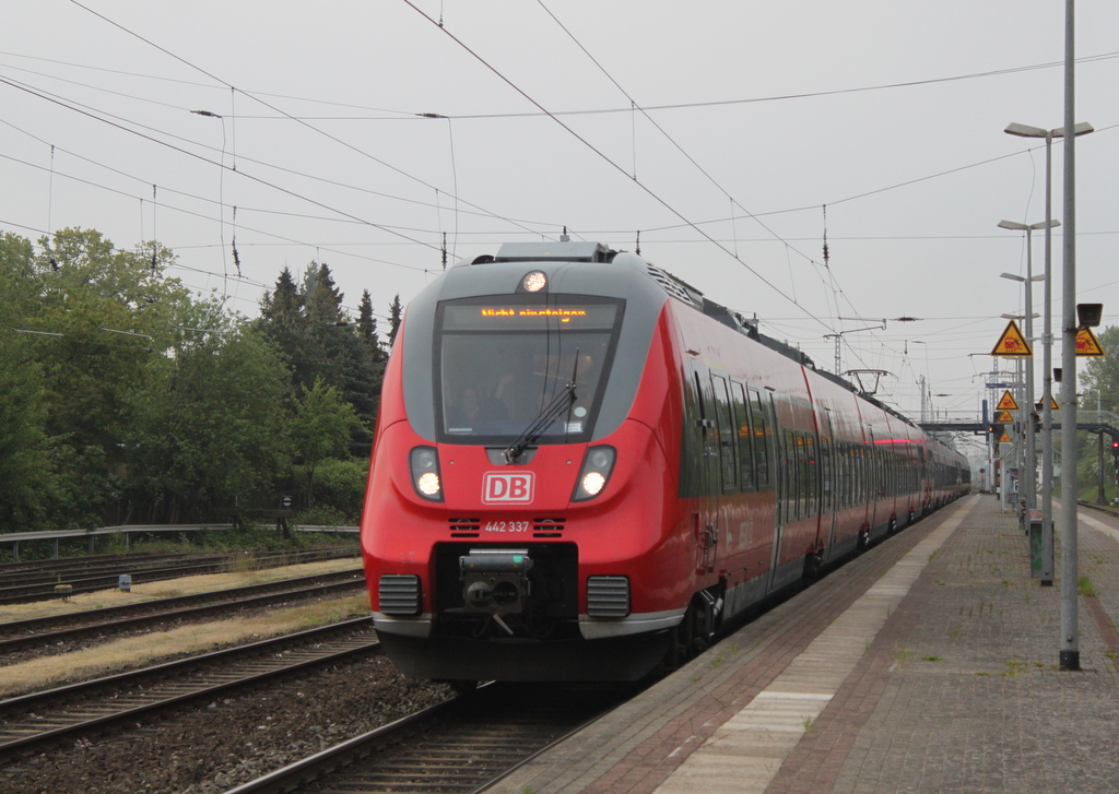 442 337 als Kf Leerzug 70120 von Rostock Hbf nach Warnemünde bei der Durchfahrt in Rostock-Bramow.18.05.2019