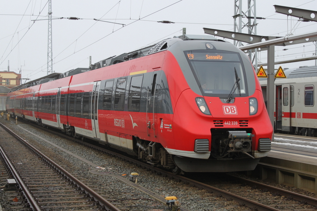 442 339-8 als RE9(RE 13011)von Rostock Hbf nach Sassnitz kurz vor der Ausfahrt im Rostocker Hbf.24.01.2016