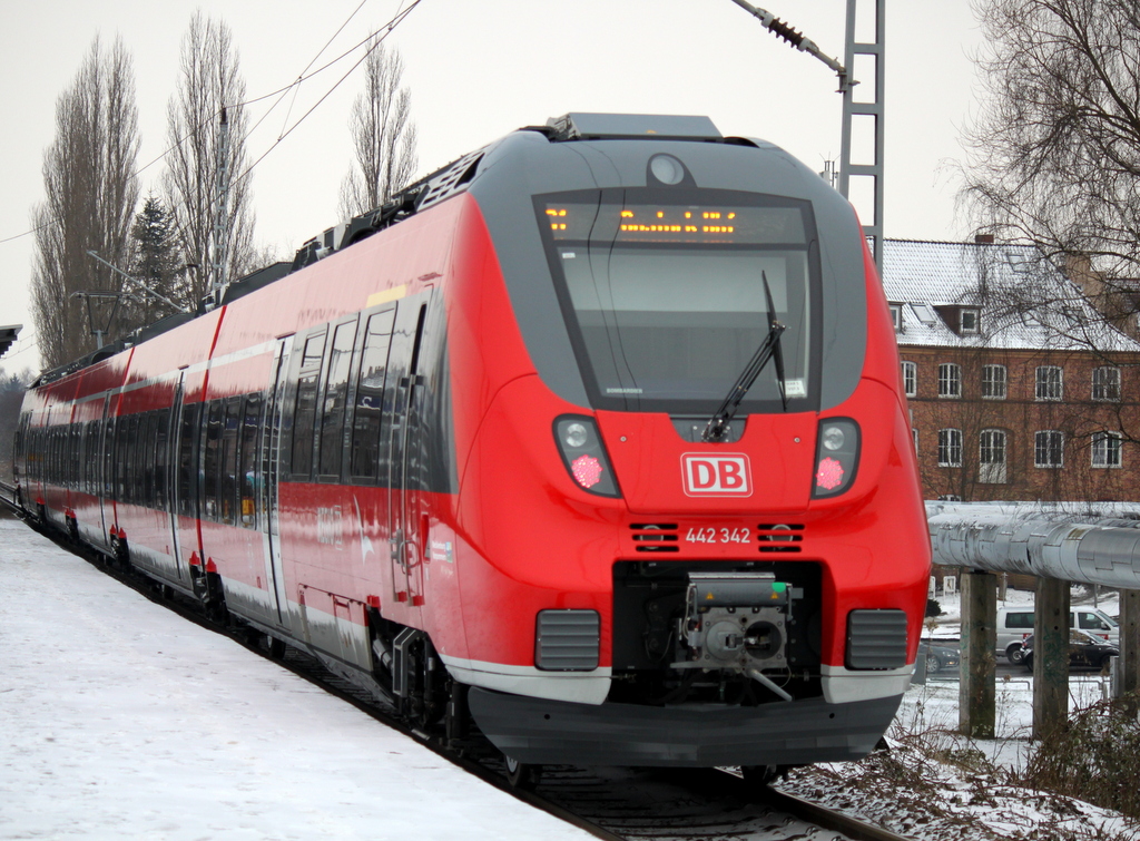 442 342-2 als S3 von Warnemnde nach Gstrow kurz vor der Ausfahrt im Haltepunkt Rostock-Holbeinplatz.31.01.2014