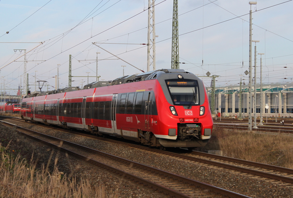 442 342 als S3 von Warnemnde Werft nach Gstrow via Laage bei der Ausfahrt im Rostocker Hbf.29.12.2015