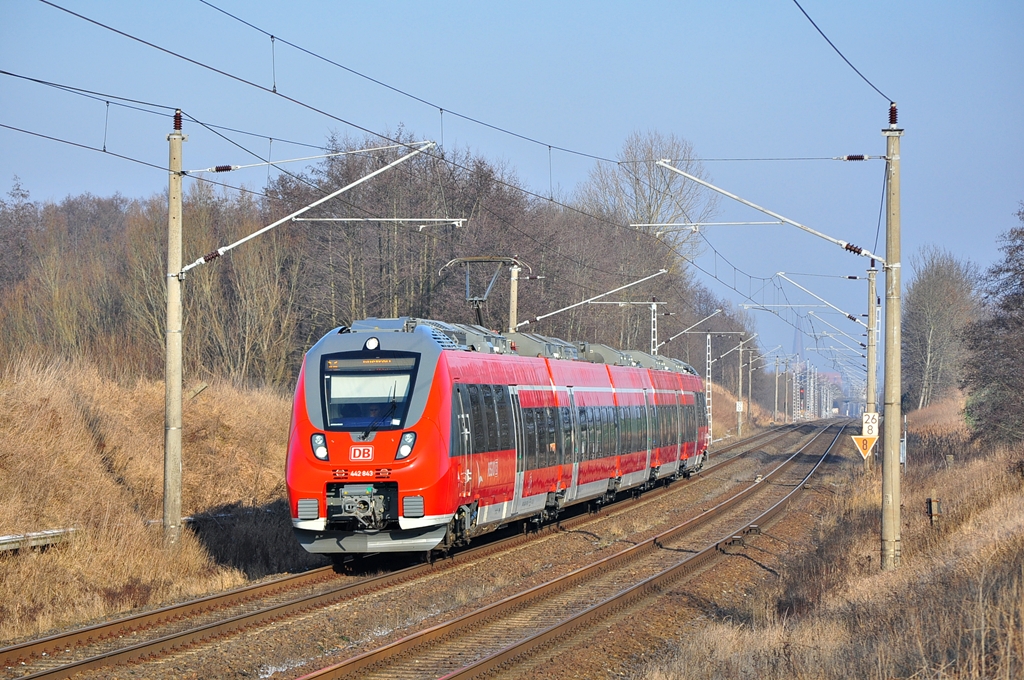 442 343 als S2(Warnemünde-Rostock-Güstrow) kurz vor seinem nächsten Halt in Papendorf.