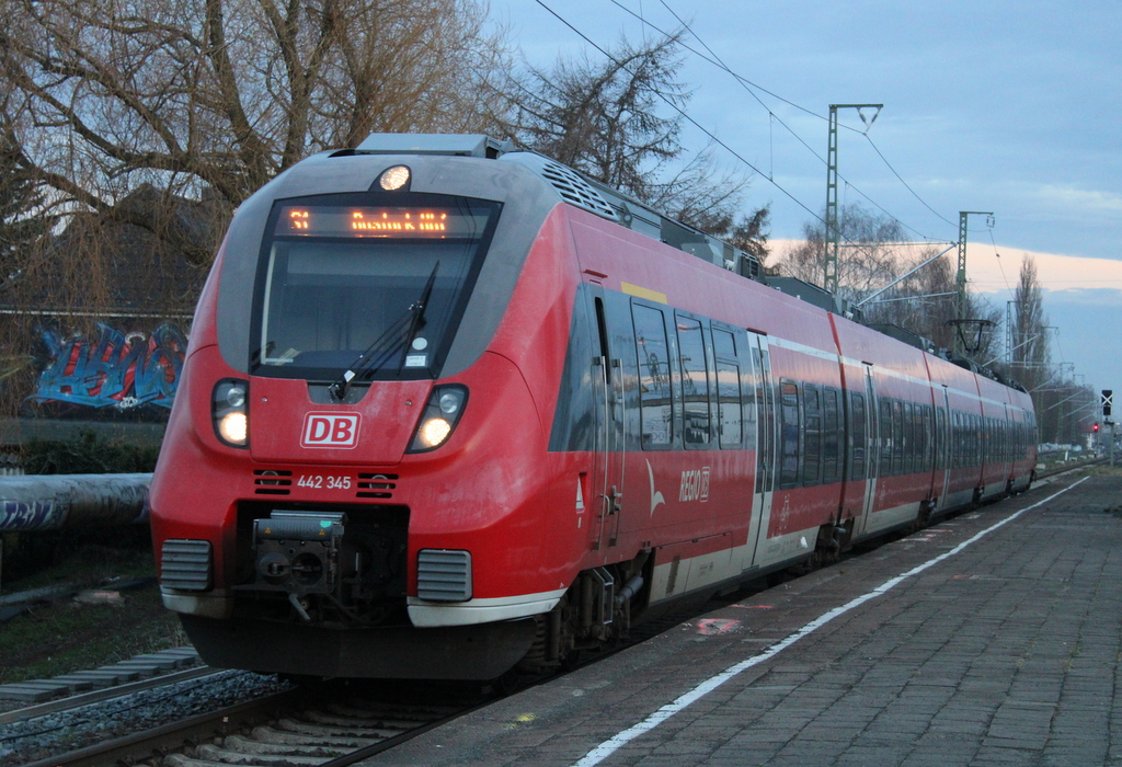 442 345 als S1(Warnemünde-Rostock)am Morgen des 15.03.2024 um 06.35 Uhr am S-Bahnhof Rostock-Holbeinplatz. 