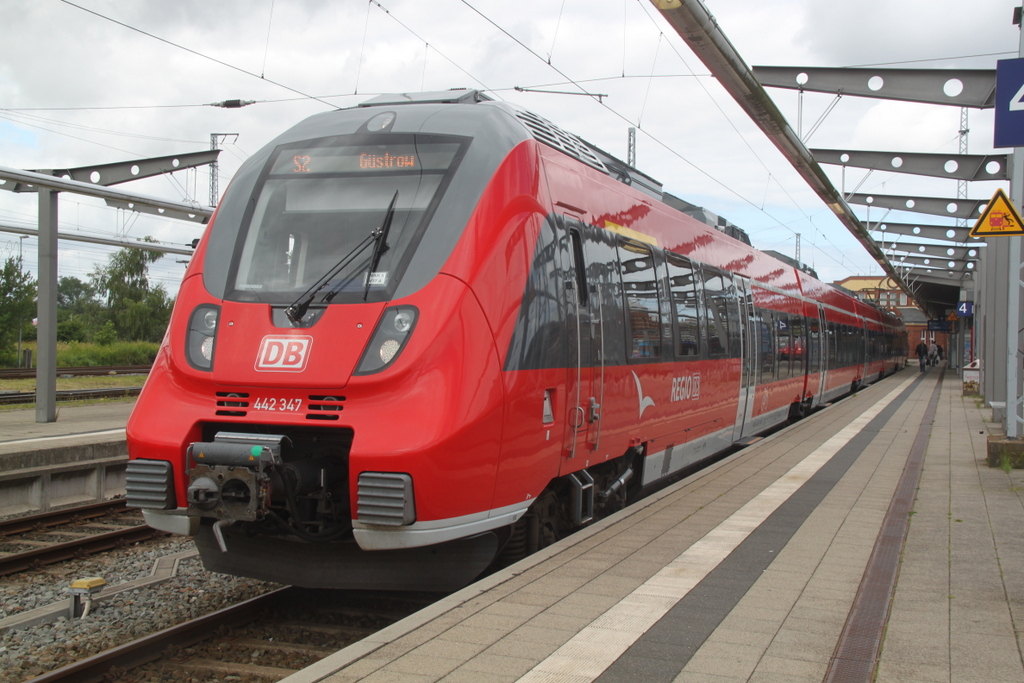 442 347-1 als S2 Rostock Hbf<>Gstrow stand am 31.07.2015 auerplanmig am Gleis 4.