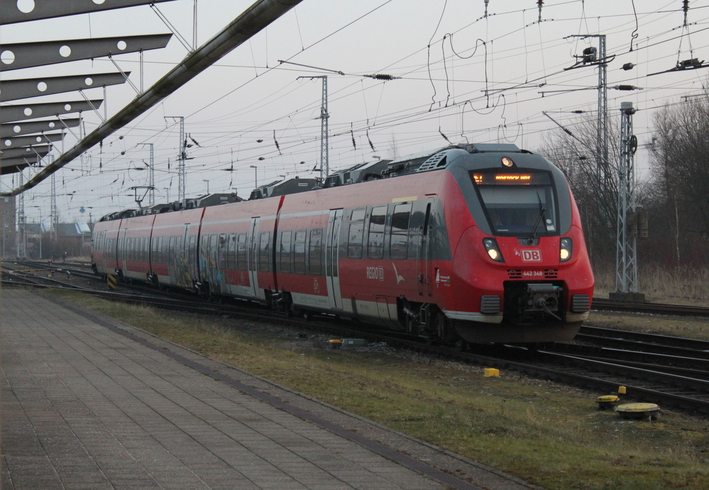 442 348 als RE 78961 von Bad Kleinen nach Rostock Hbf bei der Einfahrt gegen 16:51 Uhr im Rostocker Hbf.09.02.2018
