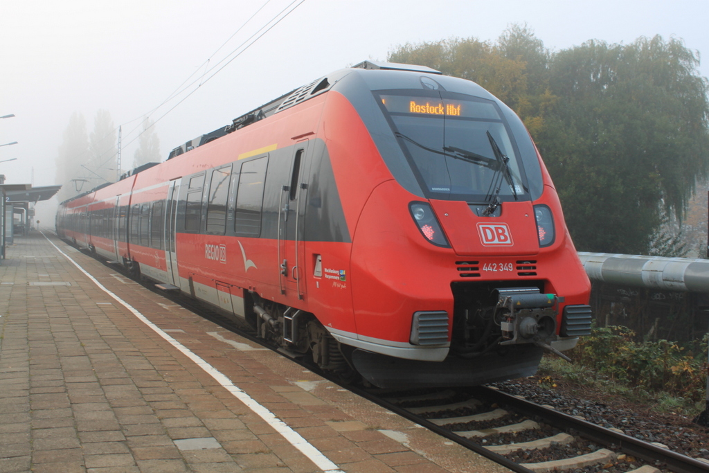 442 349-7 als S1 von Warnemnde-Werft nach Rostock Hbf kurz vor der Ausfahrt im Haltepunkt Rostock-Holbeinplatz.30.10.2015