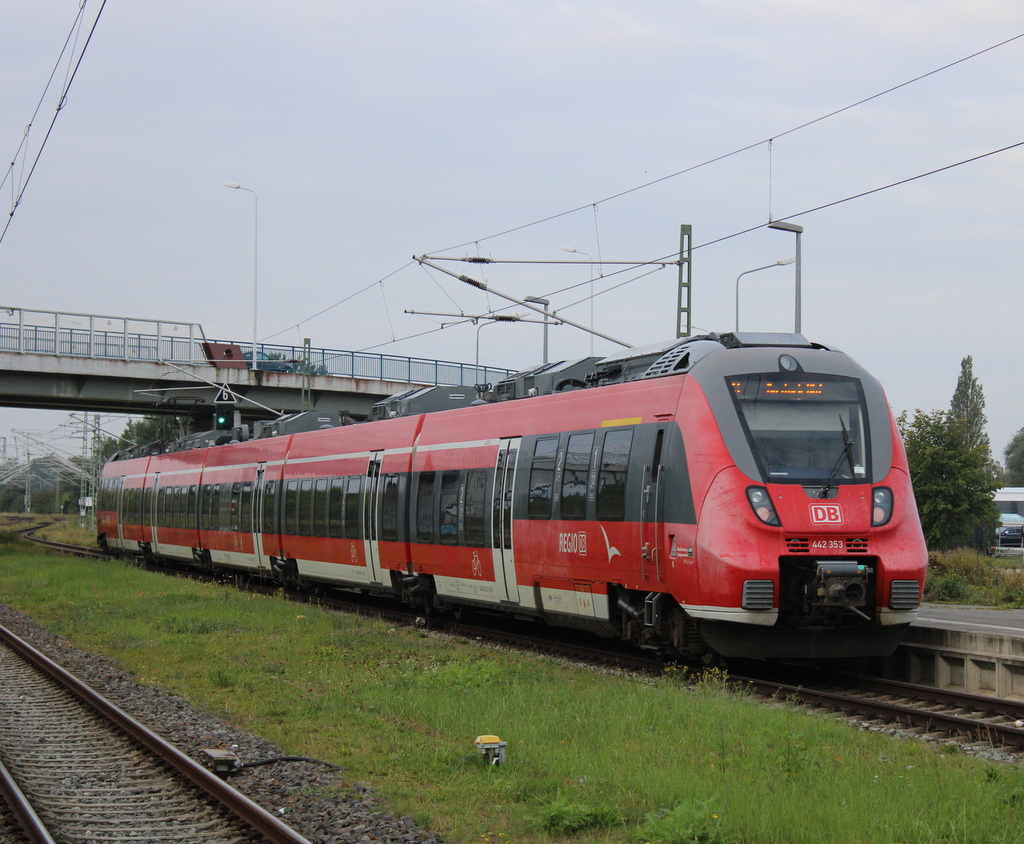 442 353 als S1(Warnemünde-Rostock)bei der Ausfahrt am 02.10.2023 in Warnemünde-Werft.