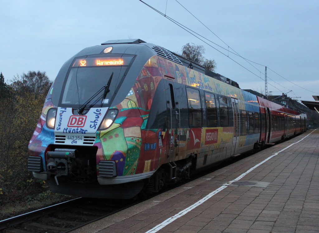 442 354-7 als S2(Gstrow-Warnemnde)Kurz vor der Ausfahrt im Haltepunkt Rostock-Holbeinplatz.13.11.2015