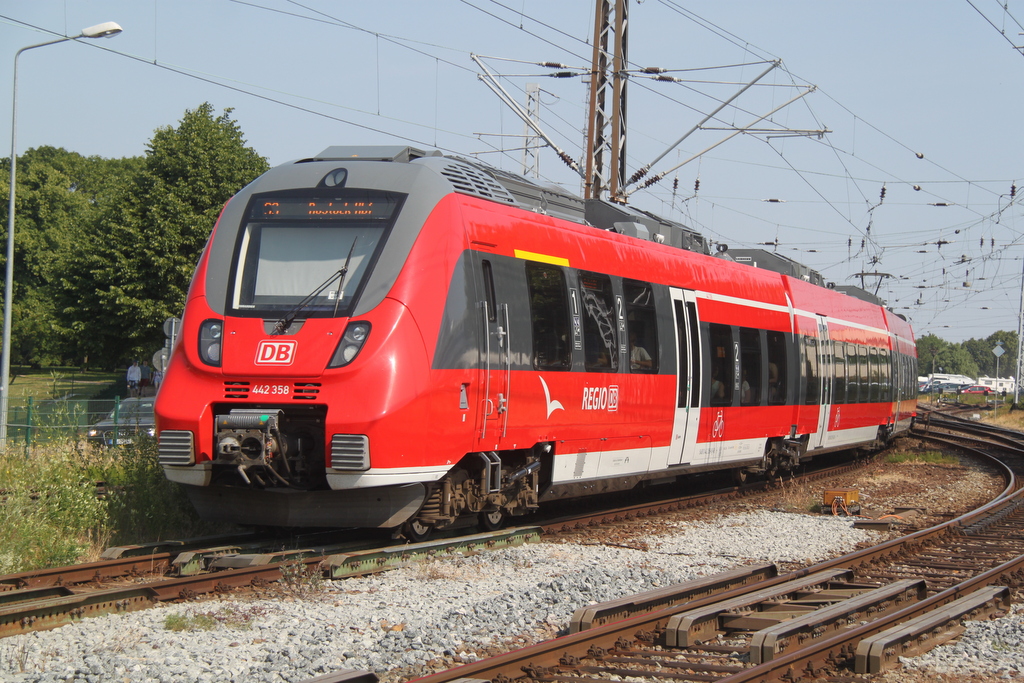 442 358 als S 3(Gstrow-Warnemnde)bei der Einfahrt in Warnemnde im Hintergrund gab es keinen einzigen Parkplatz mehr.04.07.2015