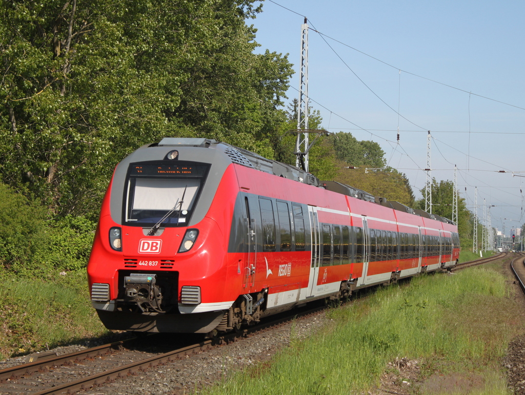 442 837 als S1(Warnemünde-Rostock)bei der Einfahrt in Rostock-Bramow. 19.05.2019