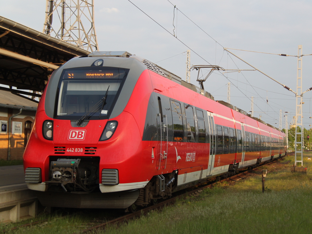 442 838 stand am 22.05.2015 als S1(Warnemnde-Rostock)im Bahnhof Warnemnde.