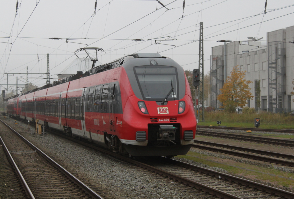 442 839-7 mit RE 18490 von Berlin Hbf(tief)nach Warnemünde bei der Einfahrt im Rostocker Hbf.15.10.2017