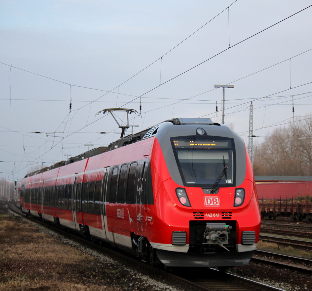 442 841 als S1 von Rostock Hbf nach Warnemnde bei der Ausfahrt im Haltepunkt Rostock-Bramow.01.01.2014