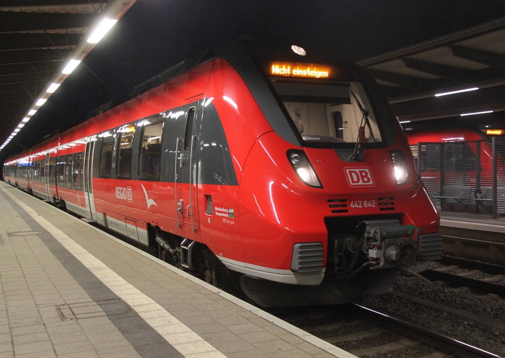 442 842-1 hatten am 30.10.2014 ihren Dienst auf der S1 getan zwischen Warnemnde und Rostock Hbf getan und fuhr spter ins BW Rostock Hbf. 