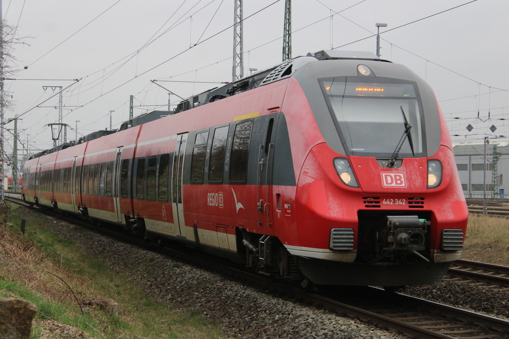 442 842 als S2(Warnemünde-Güstrow)bei der Ausfahrt im Rostocker Hbf.22.03.2024