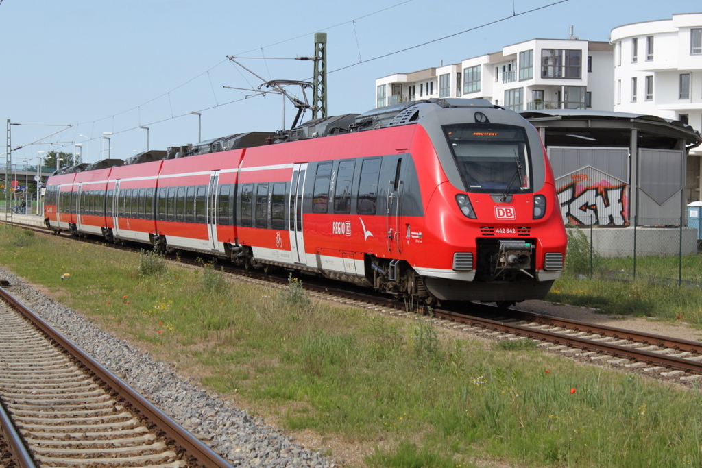 442 842 als S2(Warnemnde-Gstrow)bei der Einfahrt im Haltepunkt Warnemnde-Werft.28.05.2016