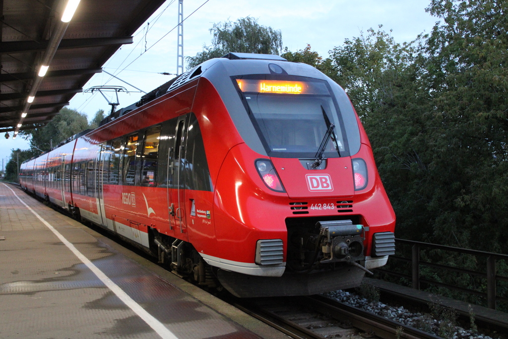 442 843 als S1(Rostock-Warnemünde)kurz vor der Ausfahrt im Haltepunkt Rostock-Holbeinplatz um 07:17 Uhr.09.10.2020