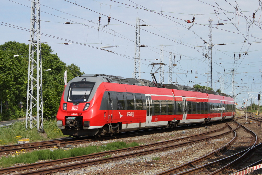 442 845 als S1(Warnemnde-Rostock)bei der Ausfahrt in Warnemnde.28.05.2016