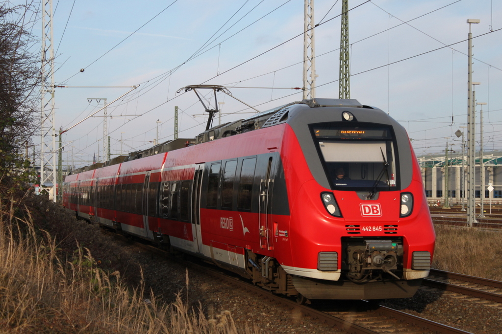 442 845 als S2 von Warnemnde Werft nach Gstrow via Schwaan bei der Ausfahrt im Rostocker Hbf.29.12.2015