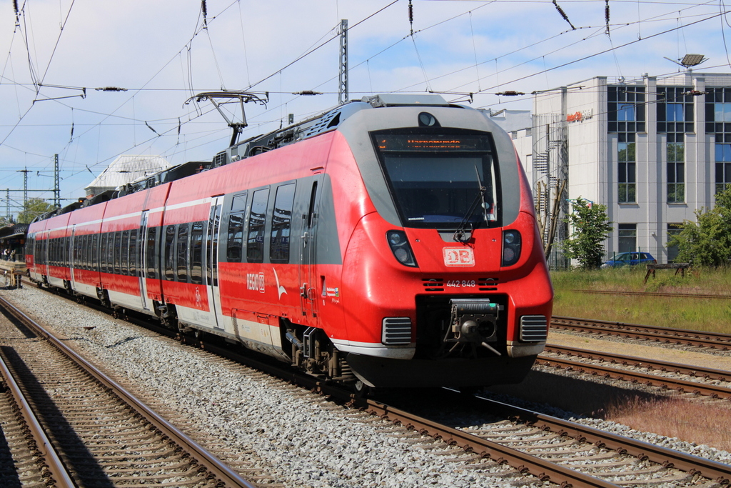 442 848 als S2(Güstrow-Warnemünde)bei der Einfahrt im Rostocker Hbf.29.05.2020