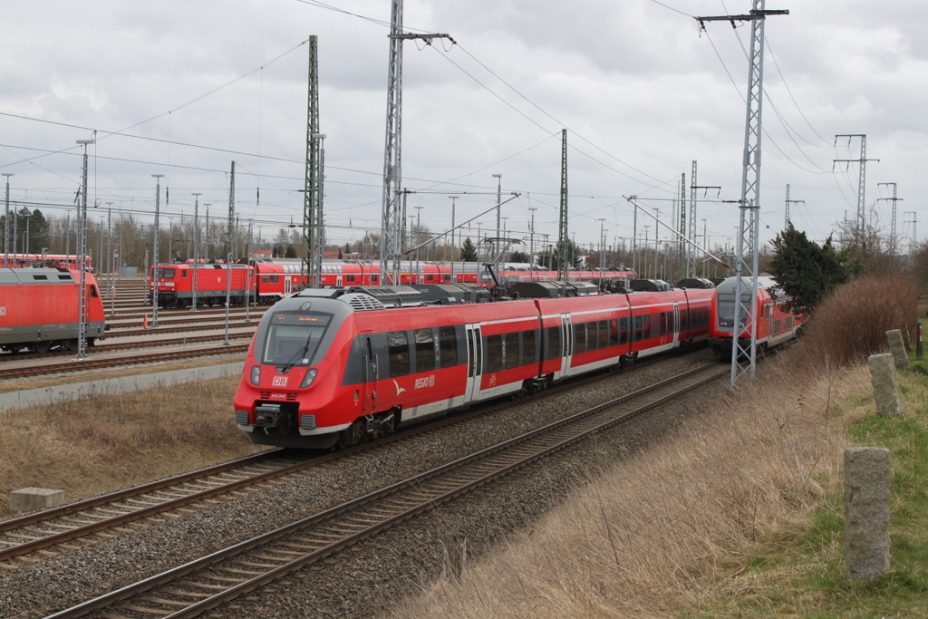 442 848 als S3(Warnemünde-Güstrow)bei der Ausfahrt im Rostocker Hbf neben an waren 101 063,112 107 und weiter hinten ein verunfallter 628er mit Plane verdeckt.17.03.2017