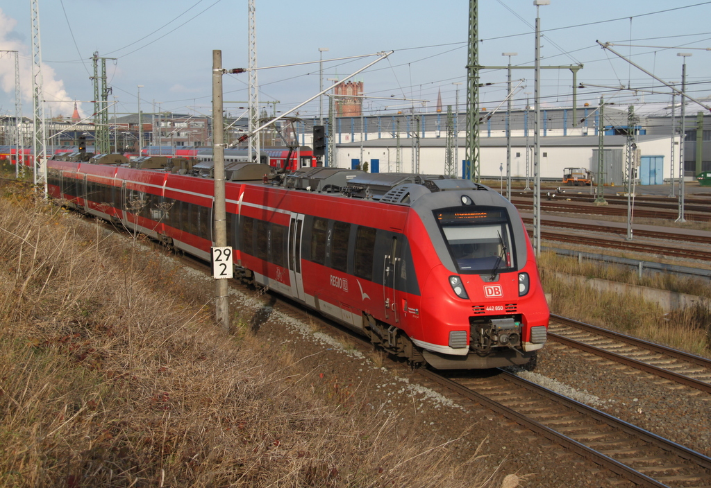 442 850 als S2(Gstrow-Warnemnde)bei der Einfahrt im Rostocker Hbf.11.11.2016