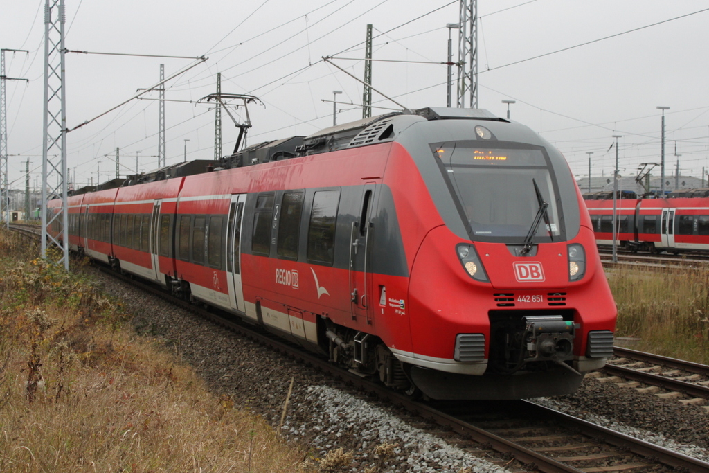 442 851 als S2(Warnemnde-Gstrow)bei der Ausfahrt im Rostocker Hbf.31.10.2016