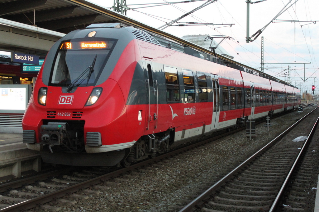 442 852 als S1(Rostock-Warnemnde)kurz vor der Ausfahrt im Rostocker Hbf.18.11.2016