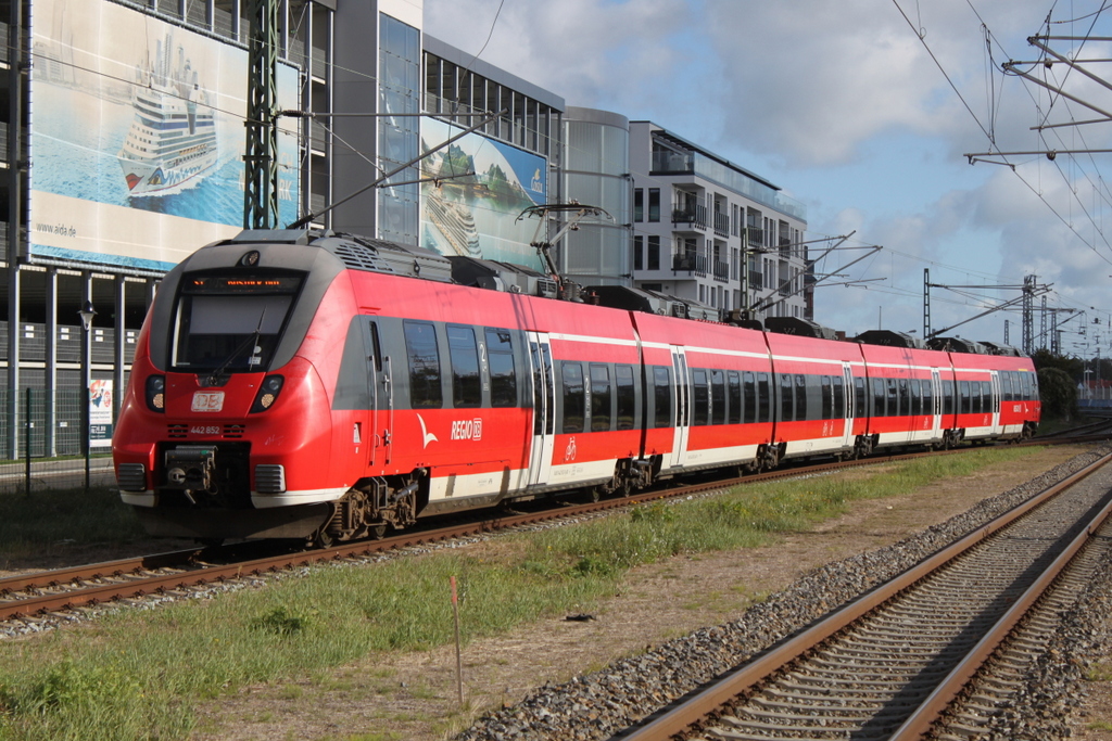 442 852 als S1(Warnemünde-Rostock)bei der Einfahrt in Warnemünde-Werft.03.10.2018