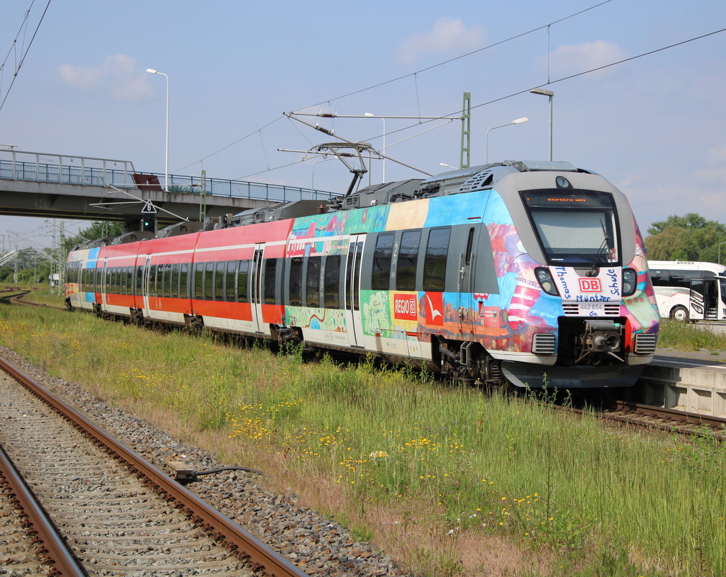 442 854 als S1(Warnemünde-Rostock)bei der Ausfahrt in Warnemünde-Werft.11.06.2022