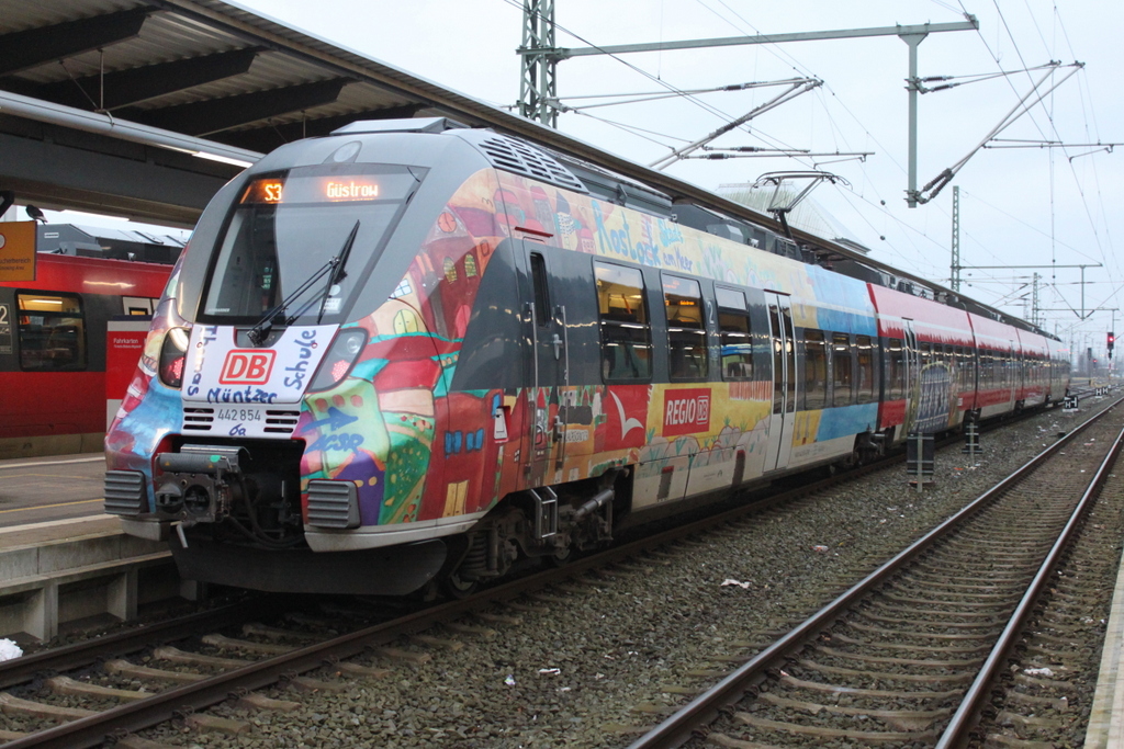 442 854 stand als S3(Warnemünde-Güstrow)im Rostocker Hbf.28.12.2017