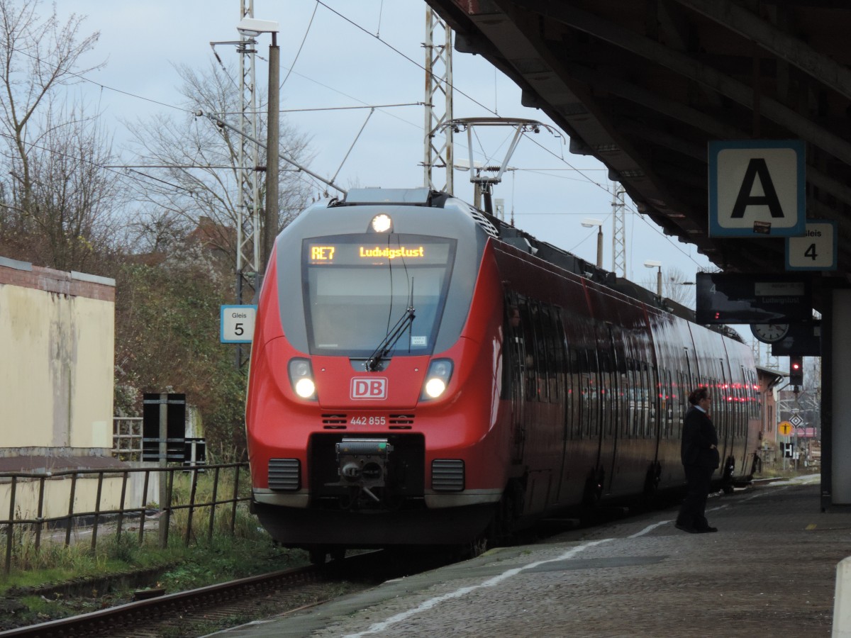 442 855 als RE 7 von Wismar nach Ludwigslust kurz vor der Ausfahrt am 04.12.2015 im Bahnhof Bad Kleinen