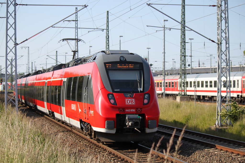 442 856 als RE7(RE 69622)von Schwerin Hbf nach Rostock Hbf bei der Einfahrt im Rostocker Hbf.12.06.2015